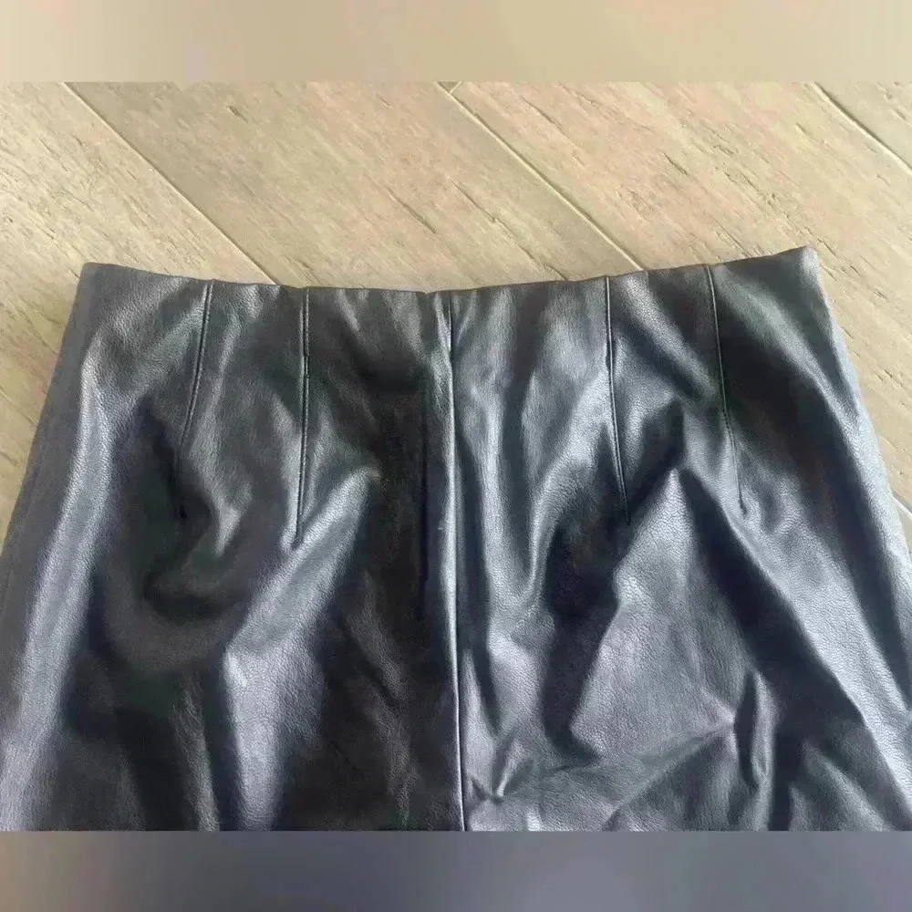 EXPRESS | Faux Leather Stretchy pants - Picture 6 of 6